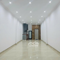 Hiếm: Phạm Văn Đồng - 6,X Tỷ 5 Tầng, Thang Máy - Ô Tô Đỗ Cổng, Ngõ Thông - Sổ Đẹp, Vị Trí Đẹp