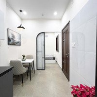 Căn Hộ 1 Phòng Ngủ - Full Nội Thất Mới 100% - Thang Máy, Hầm Xe, An Ninh - Gần Chợ Bà Chiểu, Q1, Q3