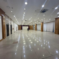 Cho Thuê 500M2 Lạc Long Quân - View Hồ Tây Làm Showroom - Gym - Bi.a - Game