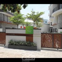 Quận 6, Khu Biệt Lập Đẳng Cấp, Thiết Kế Hiện Đại. Có Chỗ Đậu Ô Tô, Sân Chơi Riêng, Giá Tốt