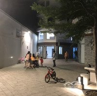 Quận 6, Khu Biệt Lập Đẳng Cấp, Thiết Kế Hiện Đại. Có Chỗ Đậu Ô Tô, Sân Chơi Riêng, Giá Tốt