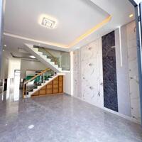 Nhà Lầu 3 Phòng Ngủ 2 Vệ Sinh, Sân Xe Hơi Rộng, Đường rộng 8m