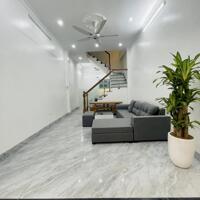 Bán gấp nhà phân lô Trần Quốc Hoàn 40m2, 4t, ô tô tránh, dừng đỗ, kinh doanh