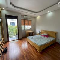 Cho thuê nhà sân cổng phố Văn Cao, DT: 90m2, 3 p.ngủ.