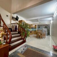 Cho thuê nhà sân cổng phố Văn Cao, DT: 90m2, 3 p.ngủ.