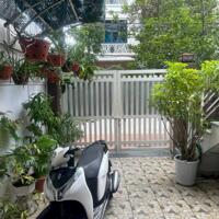 Cho thuê nhà sân cổng phố Văn Cao, DT: 90m2, 3 p.ngủ.
