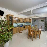 Cho thuê nhà sân cổng phố Văn Cao, DT: 90m2, 3 p.ngủ.