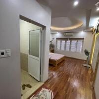 Cho thuê nhà sân cổng phố Văn Cao, DT: 90m2, 3 p.ngủ.