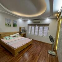 Cho thuê nhà sân cổng phố Văn Cao, DT: 90m2, 3 p.ngủ.