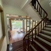Cho thuê nhà sân cổng phố Văn Cao, DT: 90m2, 3 p.ngủ.