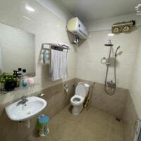 Cho thuê nhà sân cổng phố Văn Cao, DT: 90m2, 3 p.ngủ.
