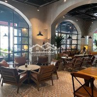 Cho Thuê Nhà Mặt Phố Lô Góc Tại Trung Hòa, Mặt Tiền 30M, Diện Tích 200M2, 5 Tầng
