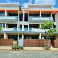 Kẹt Tiền Bán Lỗ Gấp Nhà 1 Trệt 2 Lầu Giá Bán 3.250 Tỷ. Nhà Nằm Ngay Gần Cổng, Đường Long Hậu 40M Vào