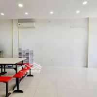 Văn Phòng Làm Việc Rộng Rãi, Đầy Đủ Thiết Bị, Đường Lớn