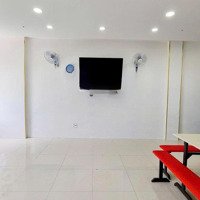 Văn Phòng Làm Việc Rộng Rãi, Đầy Đủ Thiết Bị, Đường Lớn