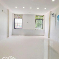 Văn Phòng Làm Việc Rộng Rãi, Đầy Đủ Thiết Bị, Đường Lớn