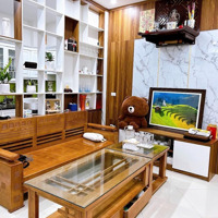 Phạm Văn Đồng - Bán Nhà 5 Tầng Lô Góc -Diện Tích35M2 Giá Bán 7,6 Tỷ