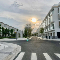 Bán Lỗ Biệt Thự Xây Thô 1 Trệt + 2 Lầu.diện Tích200 M2 , Giá Chỉ 8 Tỷ . L/ H Nga 0937161445
