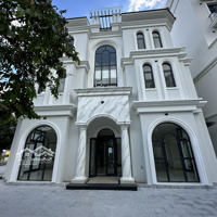 Cho Thuê Nhà Phố Vinhomes Grand Park. Giá Thuê Nguyên Căn Hoàn Thiện Đẹp. Liên Hệ: 0938618996 Ngọc Lâm