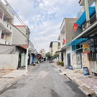 Nhà Trệt- 2 Lầu Sổ Hồng Hoàn Công. Bao Gồm: 3 Pn- 4 Wc. Diện Tích: 67.5M2. Đường Nhựa 6M. Giá: 4.5 Tỷ Tl