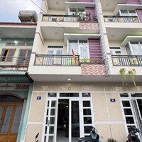 Nhà Trệt- 2 Lầu Sổ Hồng Hoàn Công. Bao Gồm: 3 Pn- 4 Wc. Diện Tích: 67.5M2. Đường Nhựa 6M. Giá: 4.5 Tỷ Tl