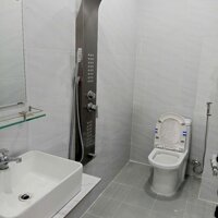 Nhà mới xây 2 lầu 1 trệt 1 tum đường nhựa 8m 4.7 tỷ/93m2