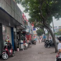 Nhà Mặt Tiền Đường Lớn, Ngay Giao Lộ, Dễ Nhận Diện Được Thương Hiệu; Lề Đường Rộng 4 - 6M