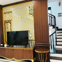 Cho Thuê Biệt Thự Tại Vinhomes Golden River Ba Son, 180 Triệu, 225 M2, Hàng Hiếm!