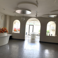 Cho Thuê Nhà Cực Đẹp Ngay Chợ Bến Thành, Đường 2 Chiều. Dt: 9 * 27M