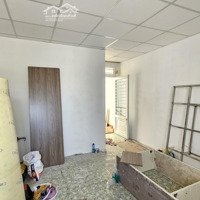 Phòng Máy Ít Nội Thất, Có Cửa Sổ, Sân Nhỏ 20M2