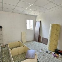 Phòng Máy Ít Nội Thất, Có Cửa Sổ, Sân Nhỏ 20M2