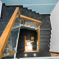 Mặt Tiền Dt743A , Ngay Phú Hồng Thịnh , 5 X18 , 4 Tầng , Chủ Bán Lỗ 500 Triệu , Liên Hệ: 0939208616