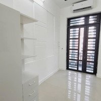 Căn Phòng Ban Công Đầy Đủ Nội Thất Cửa Sổ Lớn & Nằm Ngay Trung Tâm Q7 Thuận Tiện Qua Quận 4 Quận 1