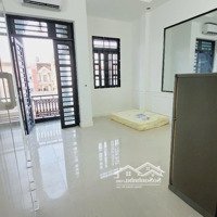 Căn Phòng Ban Công Đầy Đủ Nội Thất Cửa Sổ Lớn & Nằm Ngay Trung Tâm Q7 Thuận Tiện Qua Quận 4 Quận 1