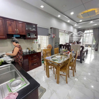 Chủ Đi Xuất Cảnh Cần Bán Gấp Biệt Thự Mặt Tiền Đường 835 P. Phú Hữu, Tp. Thủ Đức 9.5Mx20M, 13 Tỷ