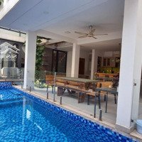 Nhà Đặc Biệt Có Hồ Bơi, Thiết Kế Hiện Đại Và Phương Tây, Hoàn Hảo Cho Một Gia Đình Lớn.