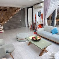 Nhà Đặc Biệt Có Hồ Bơi, Thiết Kế Hiện Đại Và Phương Tây, Hoàn Hảo Cho Một Gia Đình Lớn.