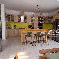 Nhà Đặc Biệt Có Hồ Bơi, Thiết Kế Hiện Đại Và Phương Tây, Hoàn Hảo Cho Một Gia Đình Lớn.