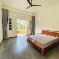 Căn Nhà Có Một Số Nội Thất Sân Vườn Cho Thuê Tại Hà Nội Nằm Ở Khu Vực Tây Hồ