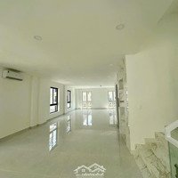 Nguyên Căn 3 Mặt Tiền,Nhà Mới Hoàn Thiện,Dt 7 X 20M Full Máy Lạnh,Thang Máy Ngay Phố Đi Bộ.