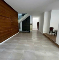 Siêu Phẩm Cho Thuê Căn Biệt Thự Sân Vườn Rộng + Đường Lê Văn Sỹ, P. 13, Quận 3
