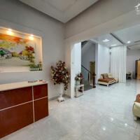Cho thuê nhà tòa nhà 10 p.ngủ phố Văn Cao, DT: 120m2.