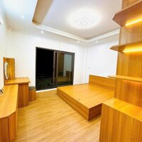 Bán nhà ngã tư Thạch Bàn - Cổ Linh. Gần Aeon Long Biên. Thang Máy. 35m x5T. Lh 0965858116