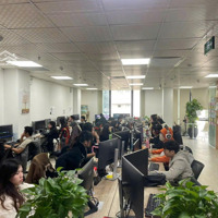 Nhượng Văn Phòng Tại Ngõ 11 Duy Tân, Sẵn Nội Thất Vách Kính, Sàn Lô Góc 2 Mặt Thoáng, Full Kính