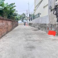 Bán lô đất đẹp nhìn thẳng ra sân bóng Bái Ngoài - Hoa Động đường oto 7 chỗ giá 1.x tỷ. Lh 0967084289