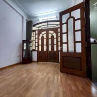 Cho thuê nhà riêng phố Đội Cấn, Ba Đình 35m2, 5 tầng, nhà đẹp ở luôn, ô tô đỗ cửa