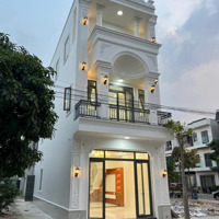 Nhà 2 Mặt Tiền, Ngang 5M ,Ngay Vincom Dĩ An 
Diện Tích: 5M X 14M Tổng 70M2 Giá Bán 5.35 Tỷ