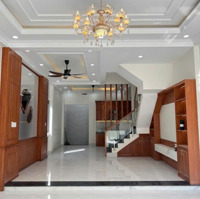 Nhà 2 Mặt Tiền, Ngang 5M ,Ngay Vincom Dĩ An 
Diện Tích: 5M X 14M Tổng 70M2 Giá Bán 5.35 Tỷ