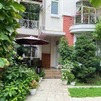 Cho Thuê Biệt Thự Đơn Lập Pmh Căn Góc Sân Vừờn Full Nội Thất Đẹp Gía Chỉ 75 Triệu / Tháng .