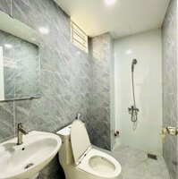 Căn studio cửa sổ trời lớn, máy giặt riêng, sofa mới tinh gần vòng xoay Lăng Cha Cả